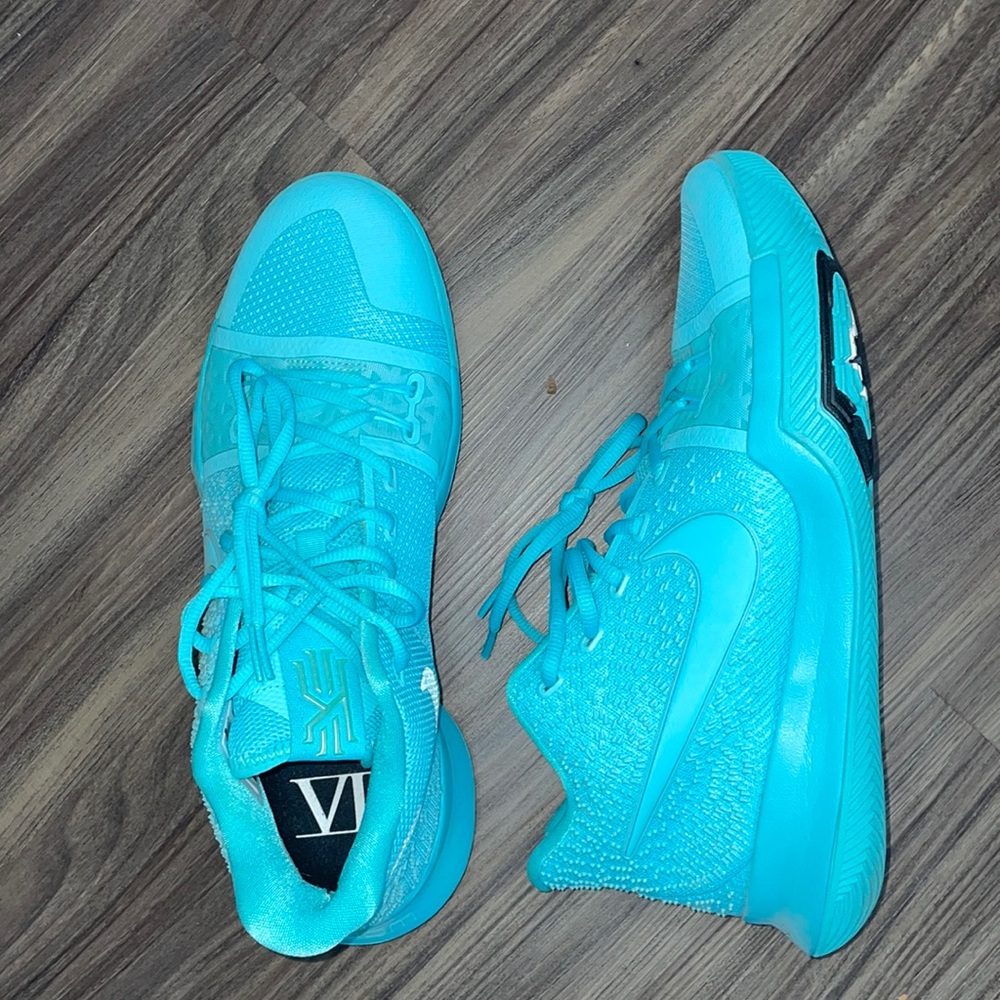 Nike Kyrie Irving #3 basketball shoes. Pristine condition. Size 11.5.